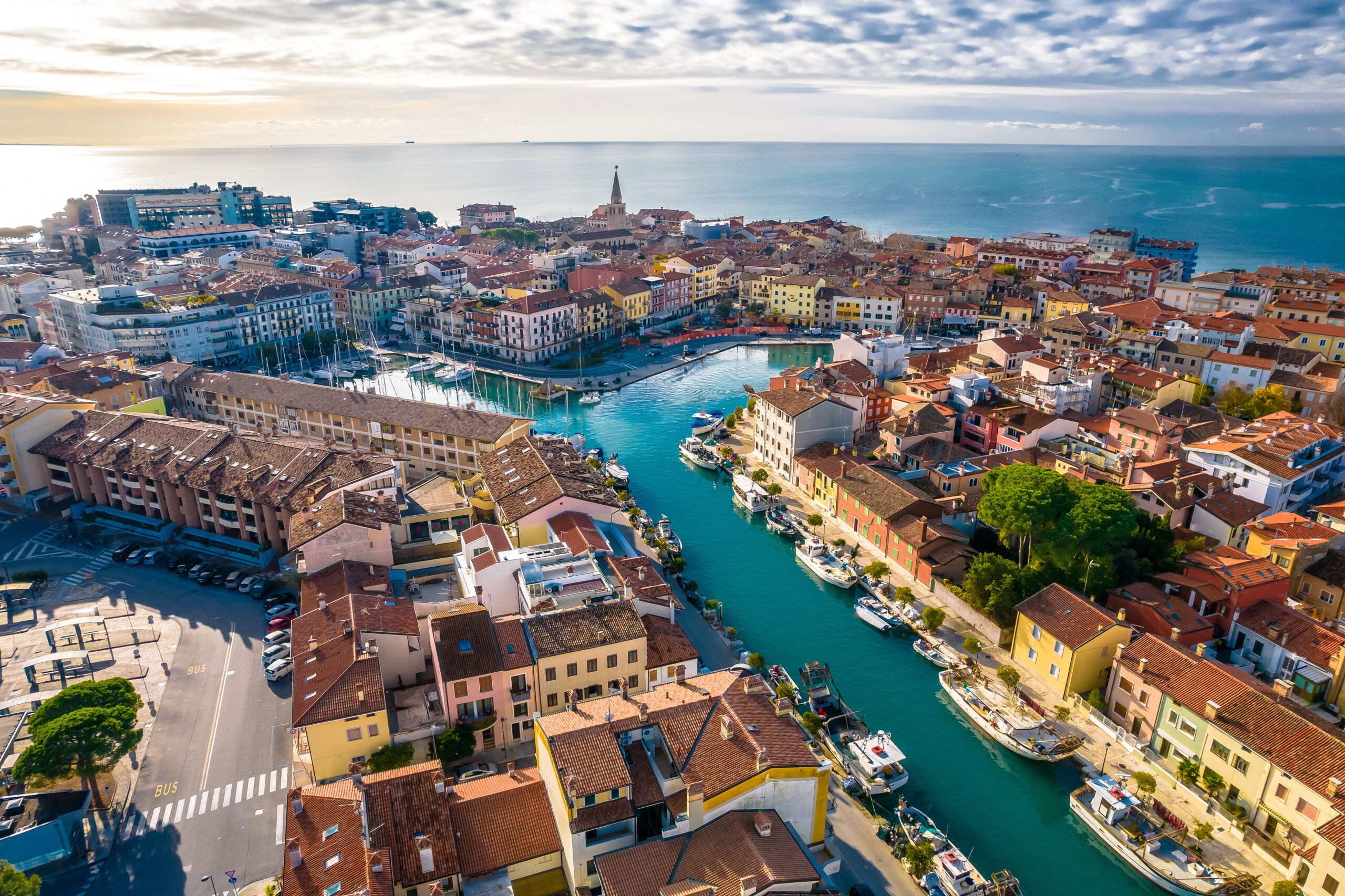 Città di Grado: architettura colorata e lungomare vista aerea serale