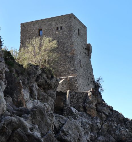 Praiano - Torre saracena di Torre Grado sulla scogliera di Vettica Maggiore