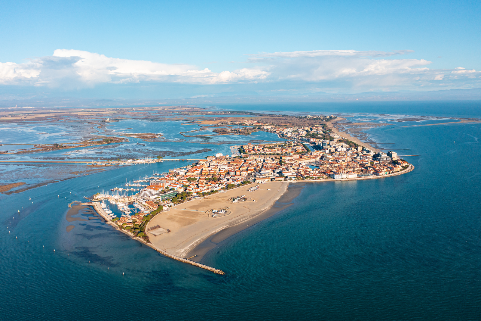 Foto panoramica da drone della penisola di Grado, provincia di Gorizia, regione Friuli Venezia Giulia, Italia
