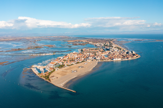 Foto panoramica da drone della penisola di Grado, provincia di Gorizia, regione Friuli Venezia Giulia, Italia